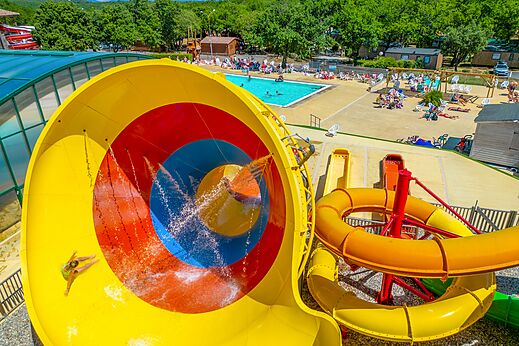 Grote waterglijbanen en buitenzwembad op camping CAPFUN Imbours in LARNAS (07).
