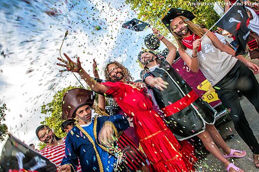 Piratenanimatie met verkleedkleding en confetti op camping CAPFUN Imbours in LARNAS (07).