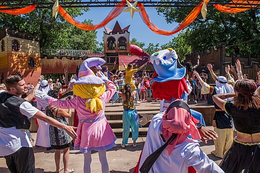 Feestelijke animatie met verklede personages en kinderen op camping CAPFUN Imbours in LARNAS (07).