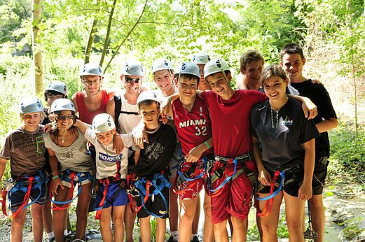 Groep in sportactiviteit met helmen op camping CAPFUN Imbours in LARNAS (07).