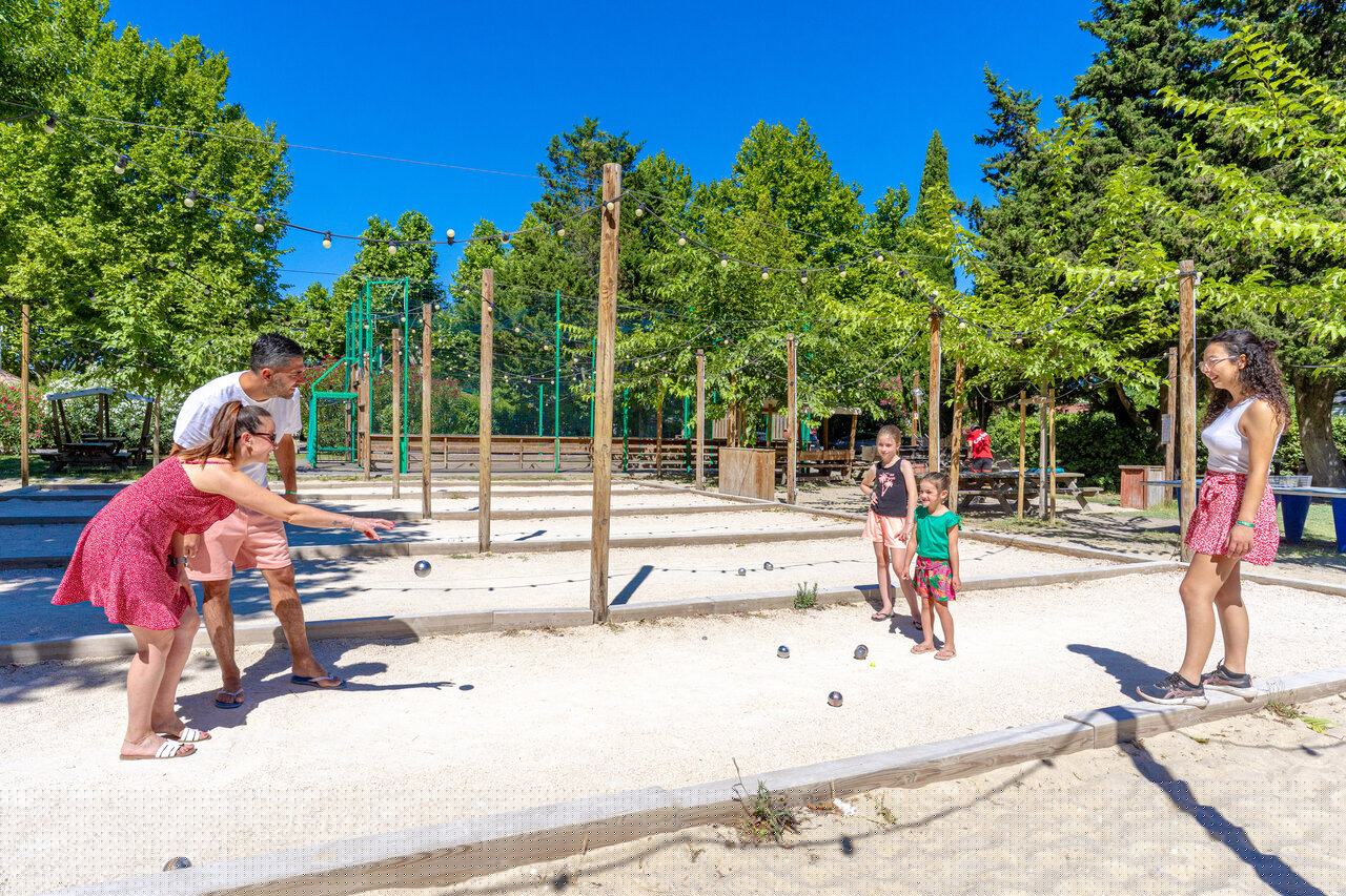 Familie speelt jeu de boules op camping CAPFUN Jantou, LE THOR (84).