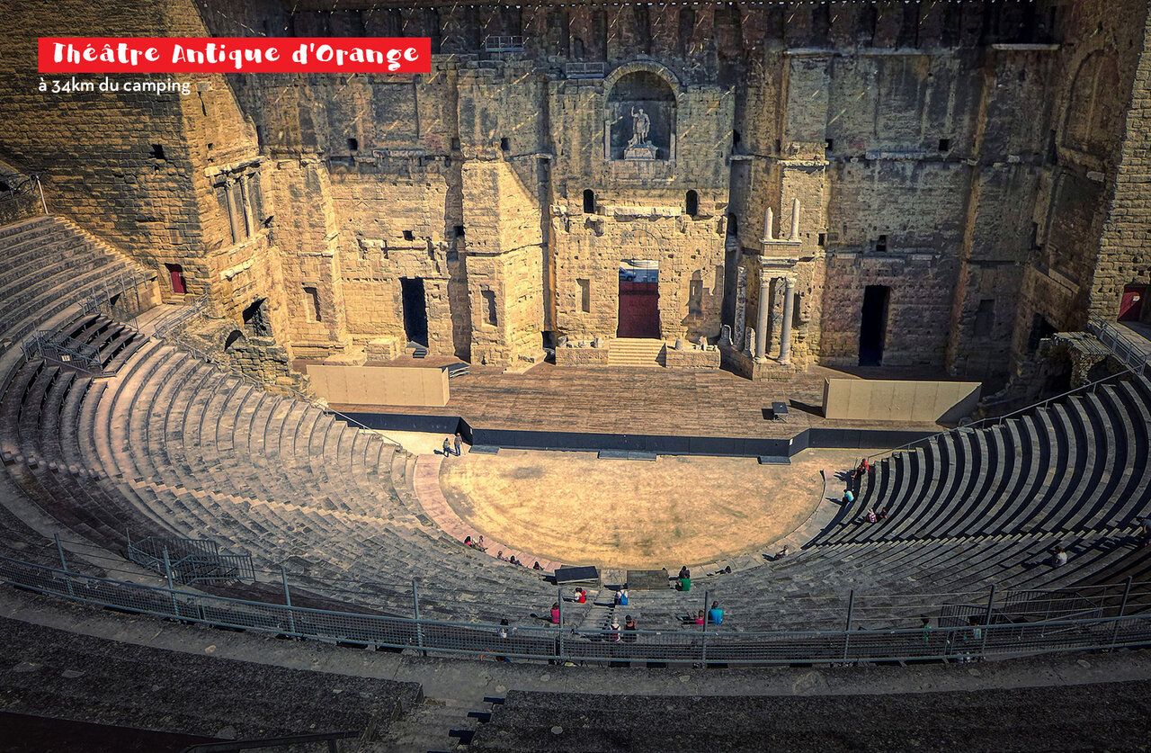 Antiek Theater van Orange, historisch Romeins monument met tribunes en podium, nabij Orange.