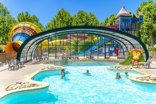 Overdekt zwembad en waterglijbanen voor kinderen op camping CAPFUN Jantou in LE THOR (84).