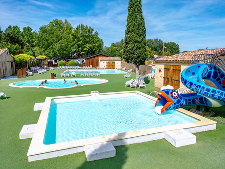 Buitenzwembaden, slang waterglijbaan op camping CAPFUN Jantou in LE THOR (84).