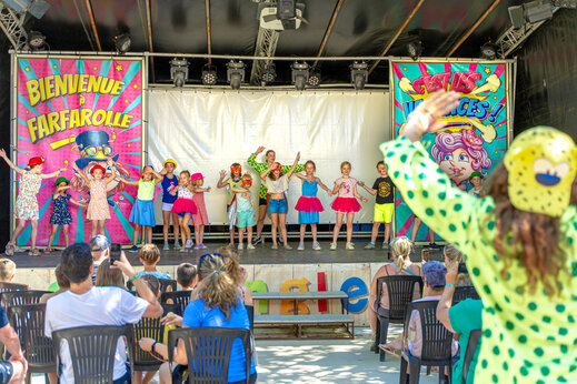 Animatievoorstelling voor kinderen op podium op camping CAPFUN Jantou in LE THOR (84).