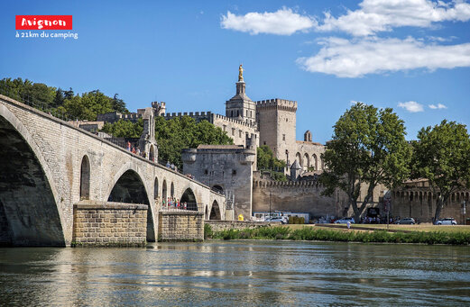 Pont d'Avignon en Pausenpaleis, historische monumenten in de stad Avignon.