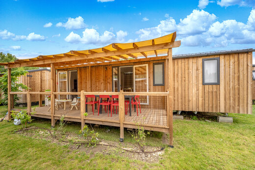 Houten Mobil-home, overdekt terras, rode stoelen, camping CAPFUN Jantou (84).