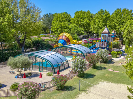 Overdekt zwembad, reuzenglijbanen en waterspelen op camping CAPFUN Jantou in LE THOR (84).