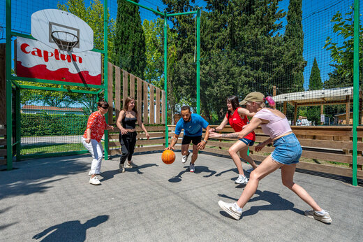 Multisportterrein met volwassenen die basketballen op camping CAPFUN Jantou in LE THOR (84).