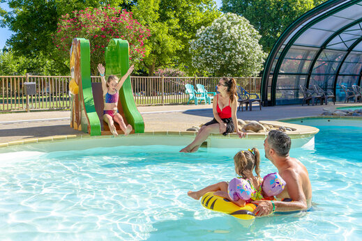Kindertoboggan en familie plezier in het zwembad op camping CAPFUN Jantou in LE THOR (84).