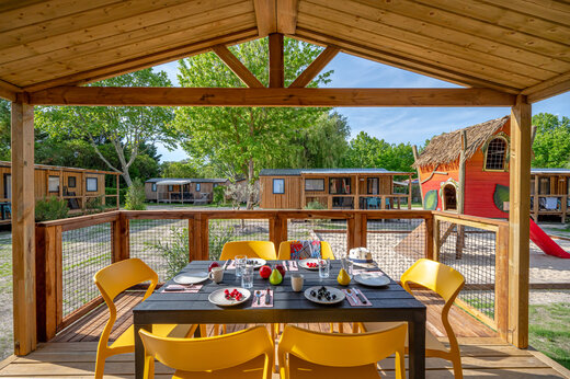 Stacaravan, kinderspelen op camping CAPFUN Jantou in LE THOR (84).