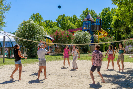 Beachvolleybalwedstrijd, waterspellen op camping CAPFUN Jantou in LE THOR (84).