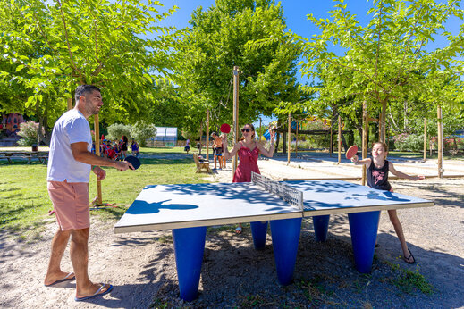 Tafeltenniswedstrijd met familie op camping CAPFUN Jantou in LE THOR (84).