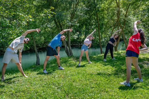 Animatie stretchen in open lucht nabij rivier op camping CAPFUN Jantou in LE THOR (84).