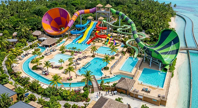 Luchtfoto reusachtig waterpark, glijbanen, zwembaden op camping CAPFUN Joe Cook Island.