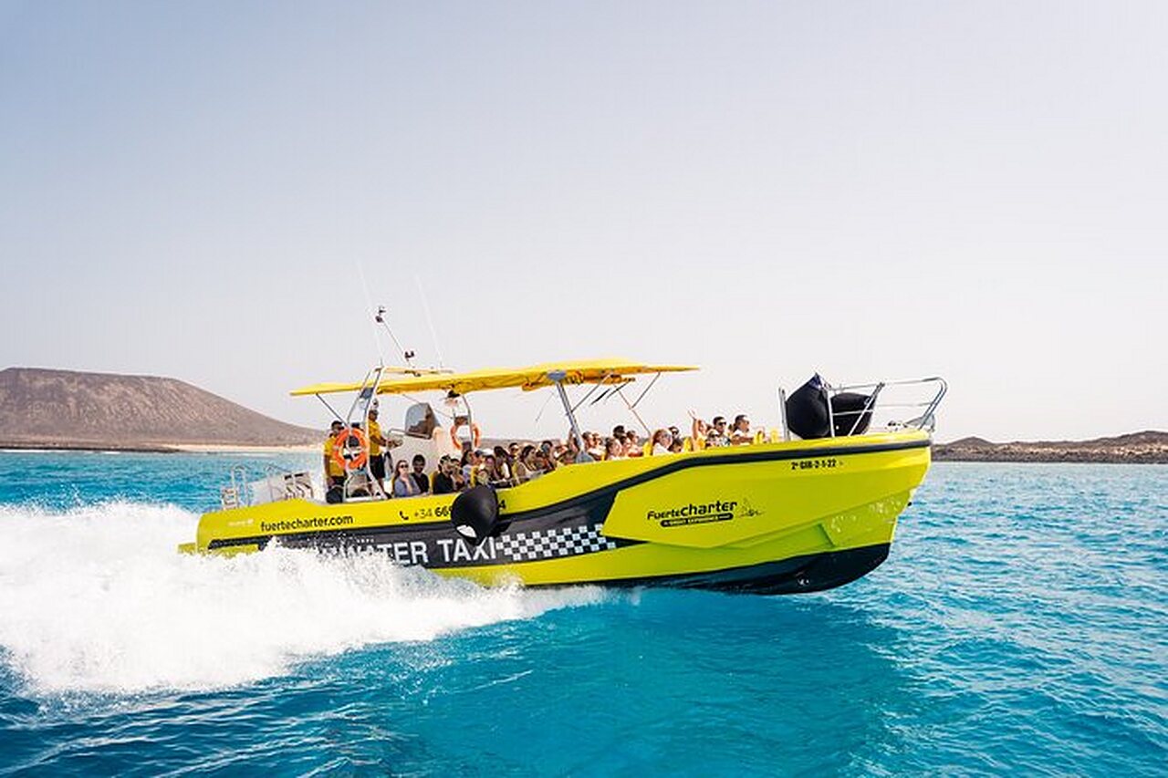 Gele watertaxi met toeristen varend op de oceaan bij Fuerteventura.