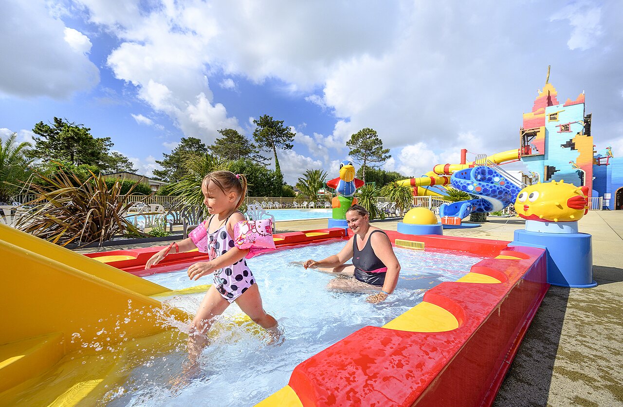 Zwembad en waterspeeltuin met glijbanen op camping CAPFUN Joncal in Grandcamp - Maisy.