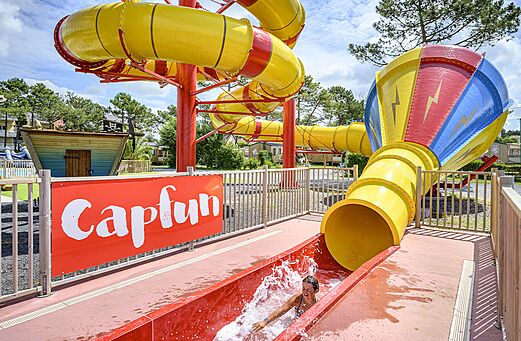 Gigantische waterglijbaan en zwembad op camping CAPFUN Joncal in Grandcamp - Maisy.