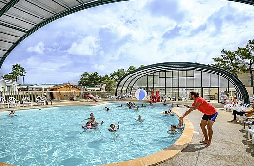 Overdekt zwembad, glijbaan en animatie op camping CAPFUN Joncal in Grandcamp - Maisy (14)