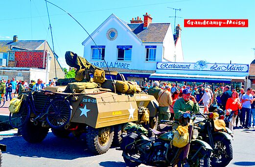 Historische militaire voertuigen parade in Grandcamp-Maisy, stad te bezoeken in Normandië.