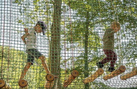 Hoogteparcours voor kinderen op camping CAPFUN Joncal in Grandcamp-Maisy (14).