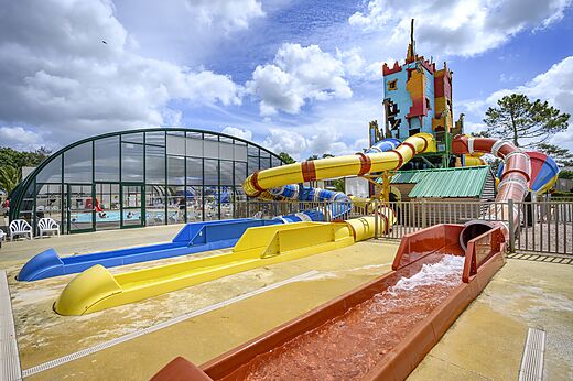 Kleurrijke waterglijbanen en overdekt zwembad op camping CAPFUN Joncal in Grandcamp - Maisy (14).