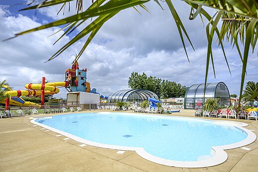 Buitenzwembad en waterglijbanen op camping CAPFUN Joncal in Grandcamp - Maisy (14).