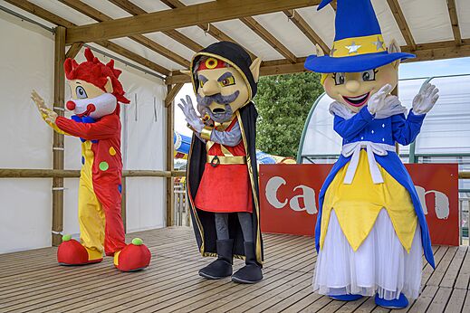 Mascottepersonages animeren een kindershow op camping CAPFUN Joncal in Grandcamp - Maisy (14).