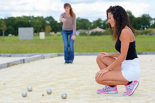 Petanquebaan met speelsters op camping CAPFUN Joncal in Grandcamp - Maisy.