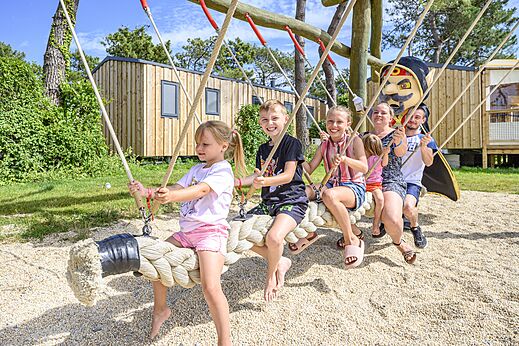 Reuzenschommel op camping CAPFUN Joncal in Grandcamp - Maisy (14).