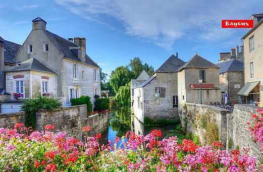 Bloemenkanaal en historische huizen in Bayeux, charmante stad in Normandi�.