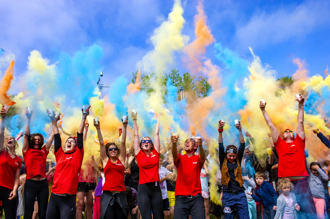 Kleurrijke animatie met Holi-poeder op camping CAPFUN Kervel in PLONEVEZ PORZAY (29).