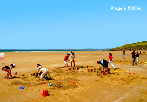 Strand, kinderen bouwen op camping CAPFUN Kervel in PLONEVEZ PORZAY (29).