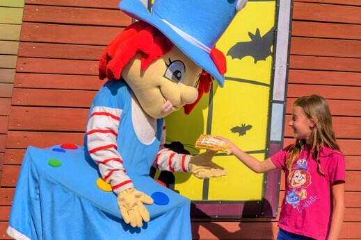 Mascotte en kind delen wafel, animatie op camping CAPFUN Kervel in PLONEVEZ PORZAY (29).