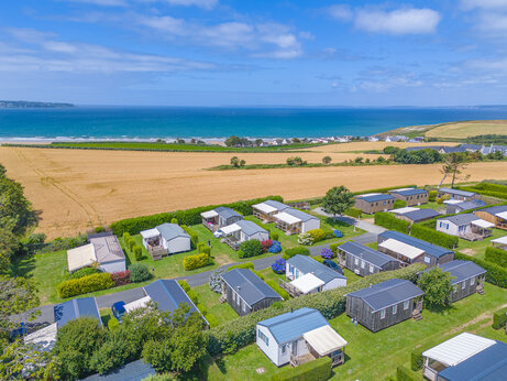 Stacaravans en zee, luchtfoto op camping CAPFUN Kervel in PLONEVEZ PORZAY.
