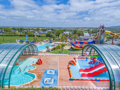 Waterpark met zwembaden, glijbanen en jacuzzi's op camping CAPFUN Kervel in PLONEVEZ PORZAY (29).
