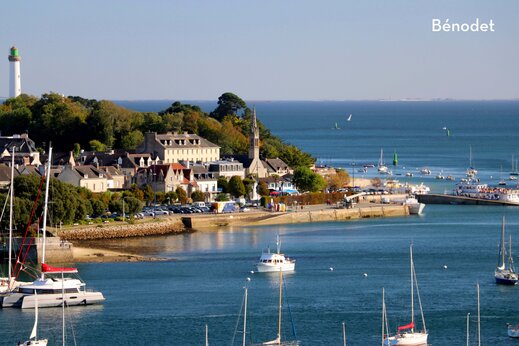 Haven van Bénodet met vuurtoren, kerk en boten in Zuid-Finistère.