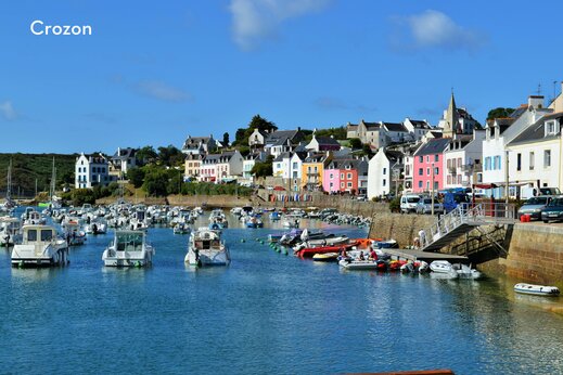 Haven van Crozon met kleurrijke huizen in Bretagne, Finistère.