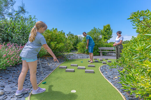 Buiten minigolf voor familie op camping CAPFUN Kervel in PLONEVEZ PORZAY (29).