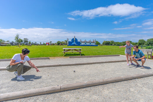 Jeu de boules, springkasteel op camping CAPFUN Kervel, PLONEVEZ PORZAY.