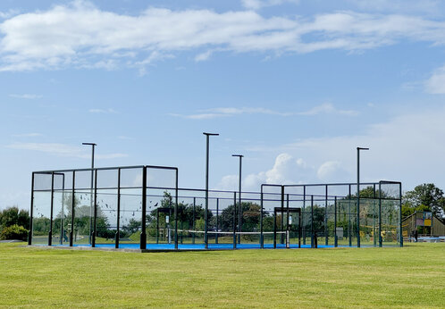 Buiten padelbaan op CAPFUN Kervel, PLONEVEZ PORZAY (29).