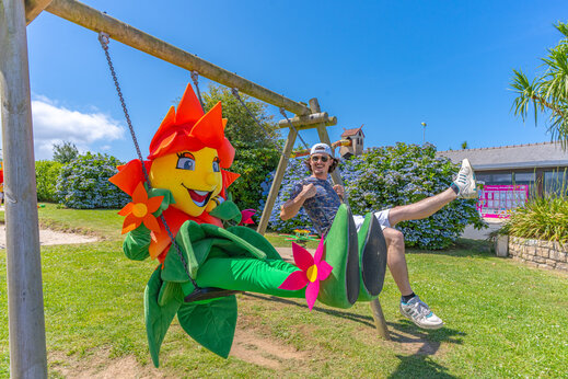Schommel en Capfun mascotte op camping CAPFUN Kervel in PLONEVEZ PORZAY (29)