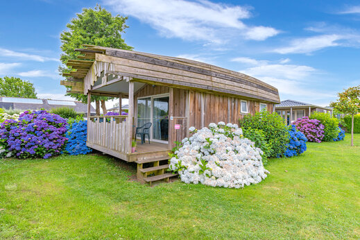 Houten stacaravan met bloemrijk terras op camping CAPFUN Kervel in PLONEVEZ PORZAY (29)