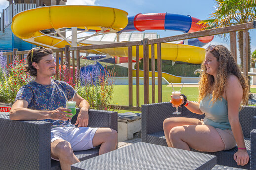 Waterglijbanen, koppel geniet cocktails, CAPFUN Kervel PLONEVEZ PORZAY.