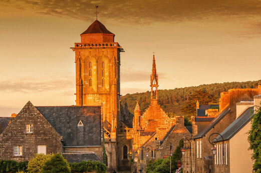 Historisch dorp met kerk en stenen huizen, bezienswaardigheid in Bretagne.