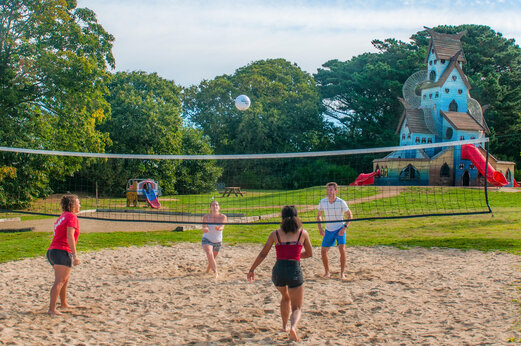 Beachvolleybal, speelstructuur op camping CAPFUN Kervel in PLONEVEZ PORZAY.