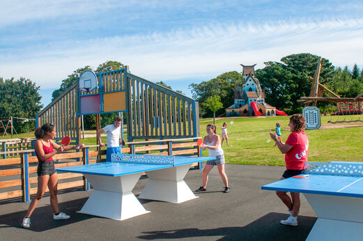 Tafeltennistafels en grote speeltuin op camping CAPFUN Kervel.