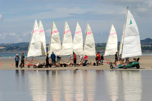 Strandzeilen op het strand, activiteit op CAPFUN Kervel PLONEVEZ PORZAY.
