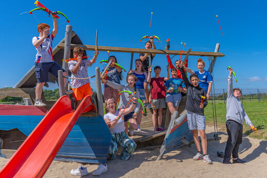 Kinderen spelen boogschieten op speeltoestel bij camping CAPFUN Kervel in PLONEVEZ PORZAY (29).