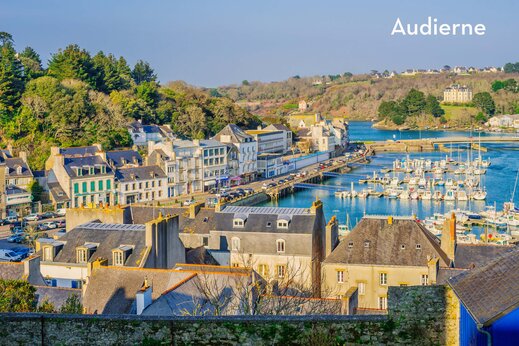 Haven van Audierne en kleurrijke huizen, stad te bezoeken in Bretagne.